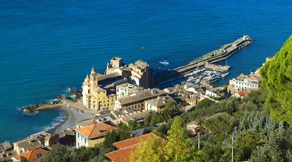 Uma paisagem de uma bela aldeia, Camogli, Ligúria, Itália — Fotografia de Stock