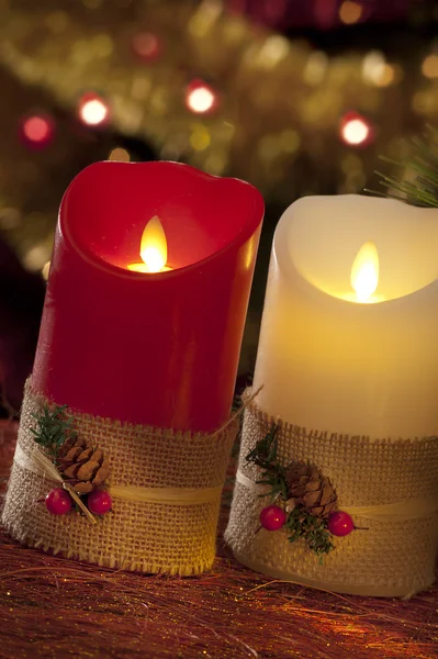 Velas eléctricas con decoraciones navideñas a la luz atmosférica —  Fotos de Stock