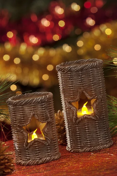 Velas eléctricas con decoraciones navideñas a la luz atmosférica —  Fotos de Stock