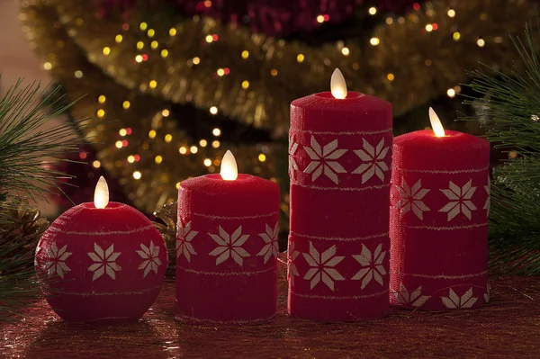Velas eléctricas con decoraciones navideñas a la luz atmosférica —  Fotos de Stock