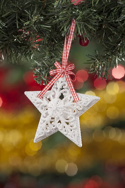 Velas con decoraciones navideñas a la luz atmosférica — Foto de Stock