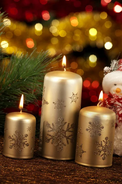 Velas con decoraciones navideñas a la luz atmosférica —  Fotos de Stock