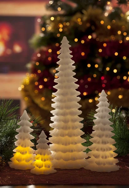 Elektrische Kerzen mit Weihnachtsdekoration in stimmungsvollem Licht — Stockfoto