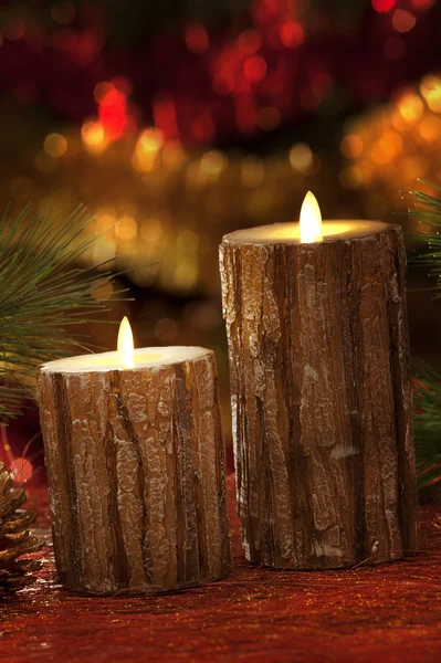 Elektrische kaarsen met kerstversiering in atmosferische licht — Stockfoto