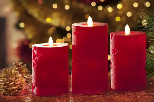 Velas eléctricas con decoraciones navideñas a la luz atmosférica —  Fotos de Stock