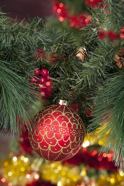 Close-up van rode kerstballen op gekleurde achtergrond — Stockfoto