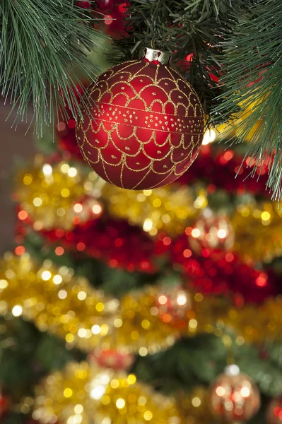 Close-up van rode kerstballen op gekleurde achtergrond — Stockfoto