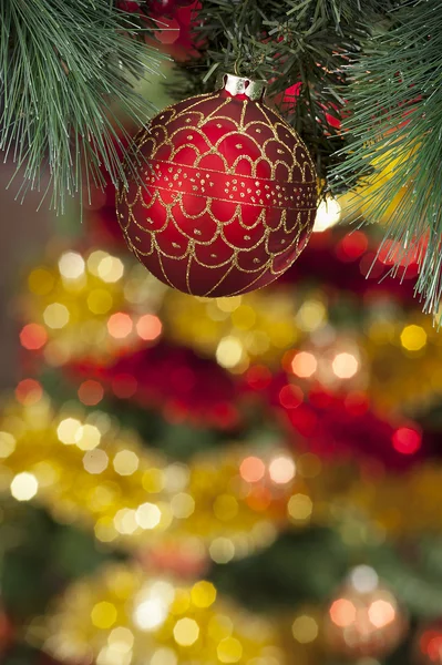 Close-up van rode kerstballen op gekleurde achtergrond — Stockfoto