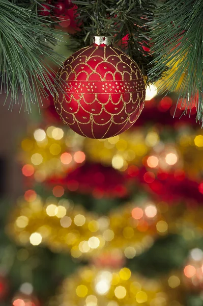 Gros plan de boules de Noël rouges sur fond coloré — Photo