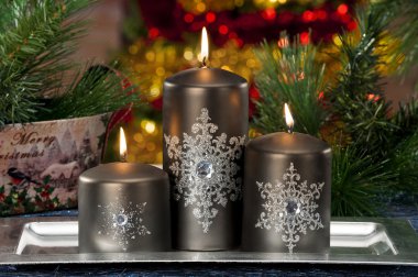 Portre renkli arka plan üzerinde renkli Noel mumlar