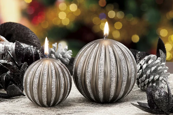 Detail barevné vánoční svíčky na barevném pozadí — Stock fotografie