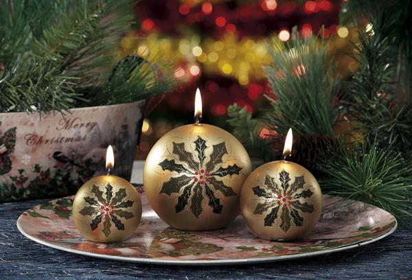 Close-up van gekleurde Kerst kaarsen op gekleurde achtergrond — Stockfoto