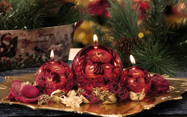 Close-up van gekleurde Kerst kaarsen op gekleurde achtergrond — Stockfoto