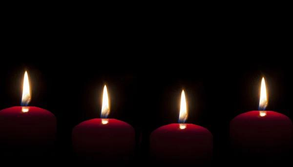 Красные свечи, зажженные в темноте — стоковое фото