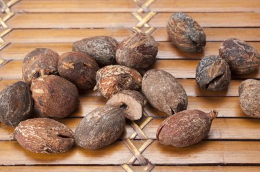 Shea fındık ezmesi beyaz arka plan üzerinde yakınındaki