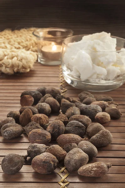 Nueces de karité sobre un fondo natural — Foto de Stock