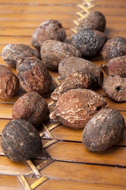 Shea fındık ezmesi beyaz arka plan üzerinde yakınındaki