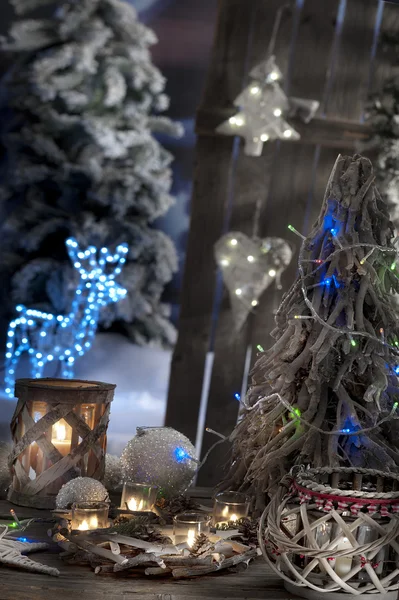 Nahaufnahme von Weihnachtskerzen auf unscharfem Hintergrund — Stockfoto