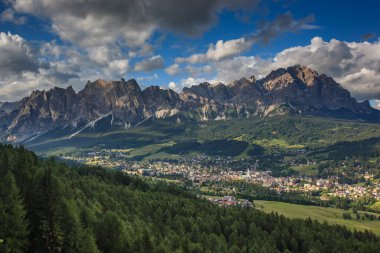 Trentino 'daki Dolomiti Dağı' ndaki manzara ormanı.