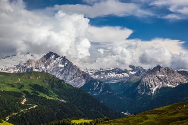 Trentino 'daki Dolomiti Dağı' ndaki manzara ormanı.