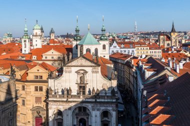 Çek Cumhuriyeti Vltava nehri ile renkli eski kasaba ve Prag kalesi manzarası