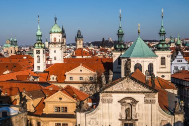 Çek Cumhuriyeti Vltava nehri ile renkli eski kasaba ve Prag kalesi manzarası