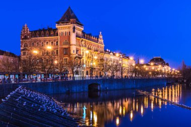 Çek Cumhuriyeti Vltava nehri ile renkli eski kasaba ve Prag kalesi manzarası