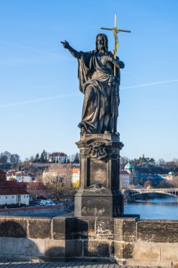 Çek Cumhuriyeti Vltava nehri ile renkli eski kasaba ve Prag kalesi manzarası