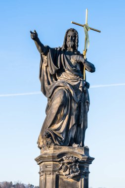 Çek Cumhuriyeti Vltava nehri ile renkli eski kasaba ve Prag kalesi manzarası