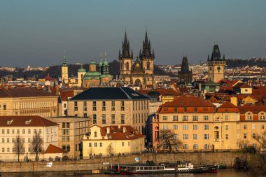 Çek Cumhuriyeti Vltava nehri ile renkli eski kasaba ve Prag kalesi manzarası