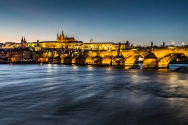 Çek Cumhuriyeti Vltava nehri ile renkli eski kasaba ve Prag kalesi manzarası