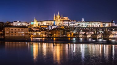 Çek Cumhuriyeti Vltava nehri ile renkli eski kasaba ve Prag kalesi manzarası