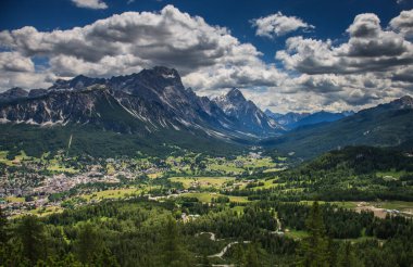 Trentino 'daki Dolomiti Dağı' ndaki manzara ormanı.