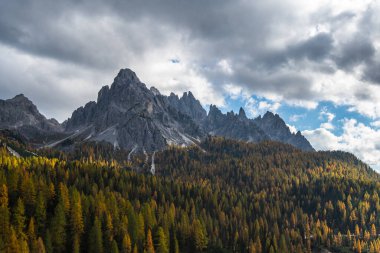 Güzel bir dağlık bölge. Mükemmel mavi gökyüzü ile ünlü Sassolungo zirvesinin manzaralı görüntüsü. Harika Vall Gardena güneş ışığı altında. Majestic Dolomites Dağları. Şaşırtıcı doğa manzarası