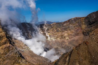 Petropavlovsk-Kamçatsky kentinin panoramik manzarası ve volkanlar: Koryaksky Volkanı, Avacha Volkanı, Kozelsky Volkanı. Rus Uzak Doğusu, Kamçatka Yarımadası.