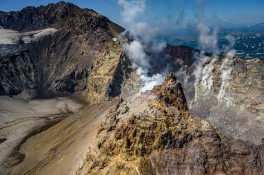 Petropavlovsk-Kamçatsky kentinin panoramik manzarası ve volkanlar: Koryaksky Volkanı, Avacha Volkanı, Kozelsky Volkanı. Rus Uzak Doğusu, Kamçatka Yarımadası.
