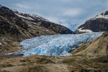 Norveç 'in dağlık buzulunun aydınlık manzarası