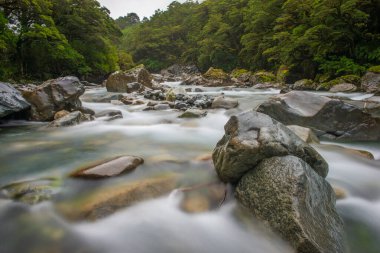 Hooker Valley Patikası 'ndaki buzul suları, Cook Dağı Ulusal Parkı, Yeni Zelanda.