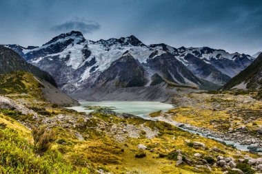 Hooker Valley Patikası 'ndaki buzul suları, Cook Dağı Ulusal Parkı, Yeni Zelanda.