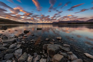Hooker Valley Patikası 'ndaki buzul suları, Cook Dağı Ulusal Parkı, Yeni Zelanda.
