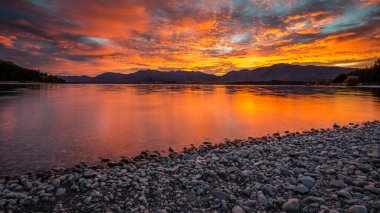 Hooker Valley Patikası 'ndaki buzul suları, Cook Dağı Ulusal Parkı, Yeni Zelanda.