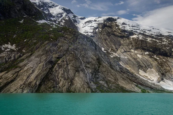 Hermoso Paisaje Iluminado Del Glaciar Del Lago Montaña Noruega — Foto de Stock