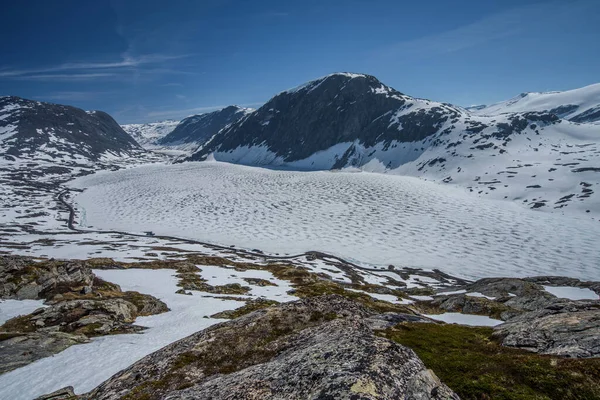 Hermoso Paisaje Iluminado Del Glaciar Del Lago Montaña Noruega — Foto de Stock