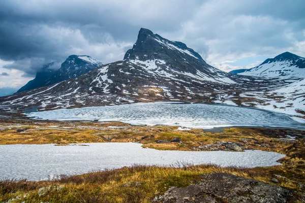 Hermoso Paisaje Iluminado Del Glaciar Del Lago Montaña Noruega — Foto de Stock