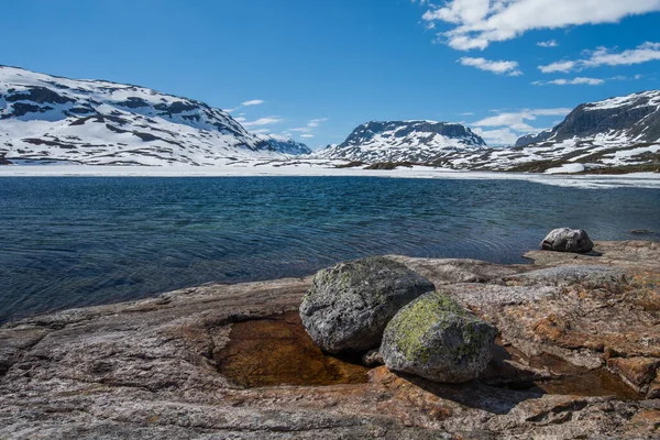 Hermoso Paisaje Iluminado Del Glaciar Del Lago Montaña Noruega — Foto de Stock