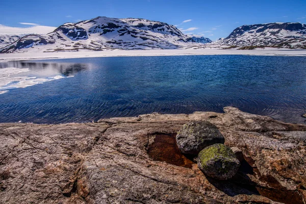 Hermoso Paisaje Iluminado Del Glaciar Del Lago Montaña Noruega — Foto de Stock