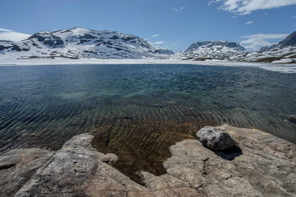 Hermoso Paisaje Iluminado Del Glaciar Del Lago Montaña Noruega — Foto de Stock