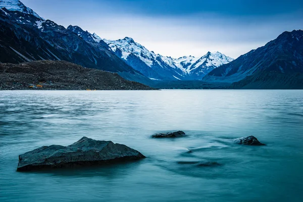 Hooker Valley Patikası 'ndaki buzul suları, Cook Dağı Ulusal Parkı, Yeni Zelanda.