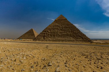 Giza Platosu 'ndaki büyük Cheops ve Sfenks Piramidi. Kahire, Mısır
