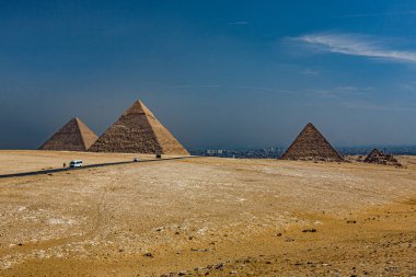 Giza Platosu 'ndaki büyük Cheops ve Sfenks Piramidi. Kahire, Mısır